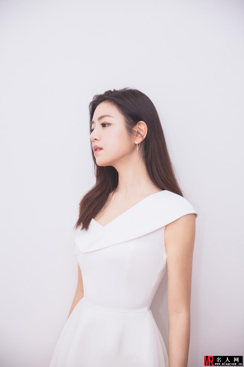 陈妍希斜肩白裙秀锁骨 温婉浅笑优雅知性(1)