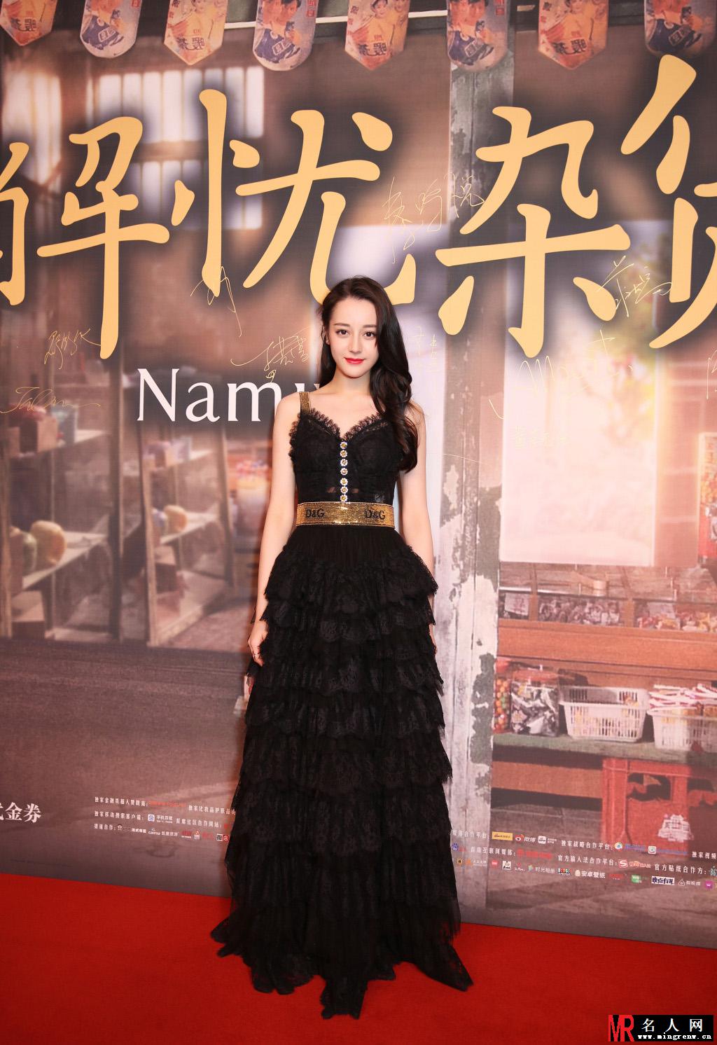 迪丽热巴出席活动 一袭黑色长裙搭上卷发红唇优雅性感摄人心魂(1)