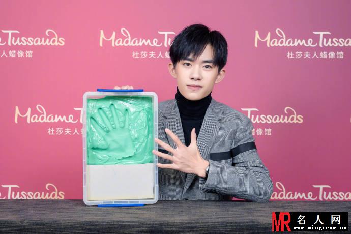 易烊千玺现身杜莎夫人蜡像馆  现场量身花絮图集温暖又有型(1)