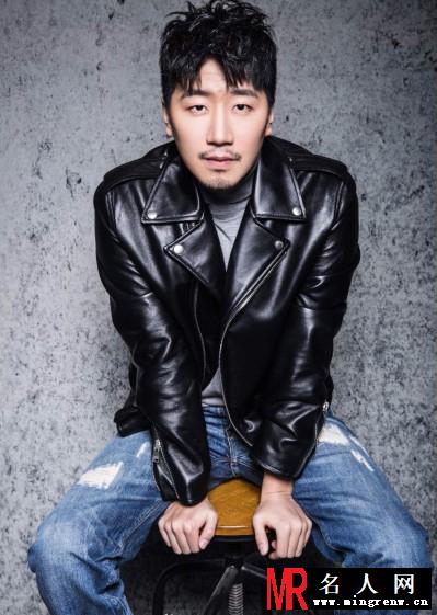 演员许小行时尚写真化身雅痞型男(1)