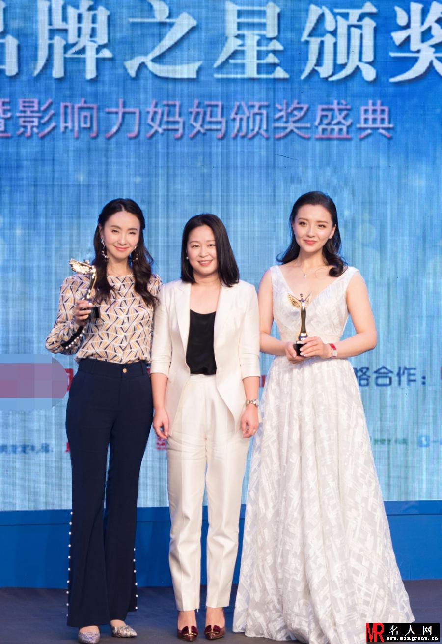45岁小陶虹皮肤身材保养得非常得意 对镜头甜笑宛如少女(1)