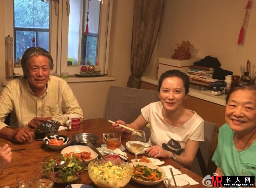 俞飞鸿看望恩施 素颜保住“冻龄女神”称号(1)