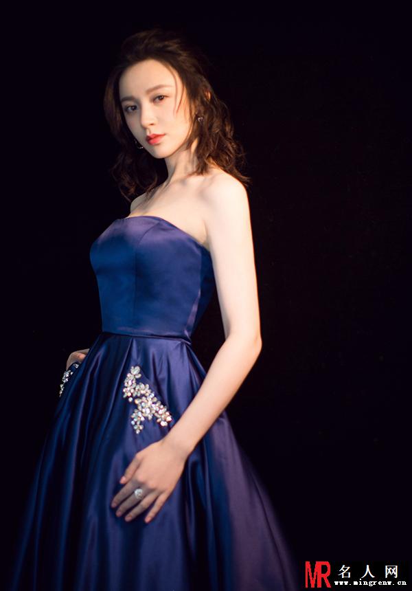 施诗身穿绸缎长裙亮相活动 小露性感美肩(1)