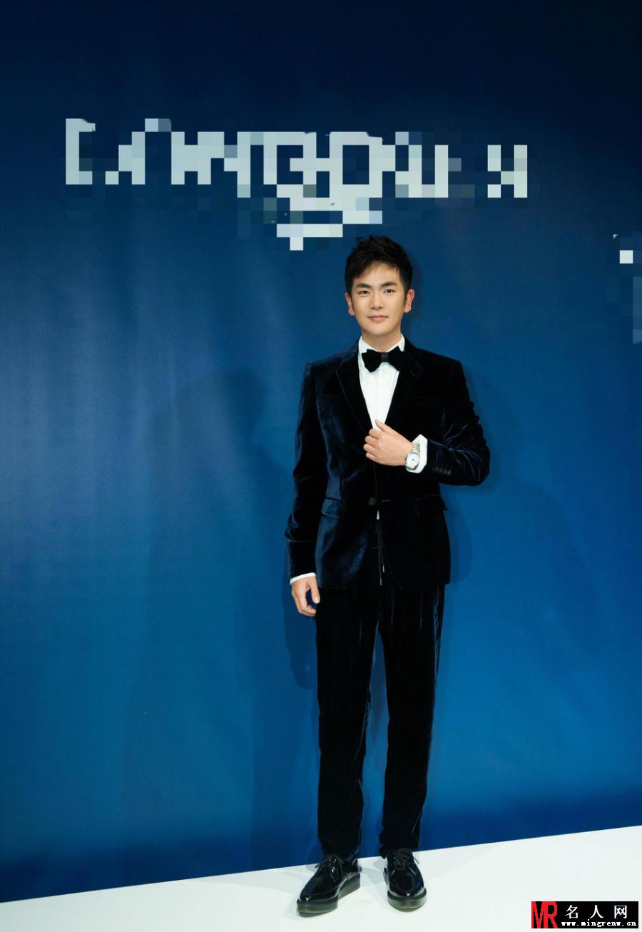 张晓龙一身深蓝礼服帅气亮相 尽显高贵气质(1)