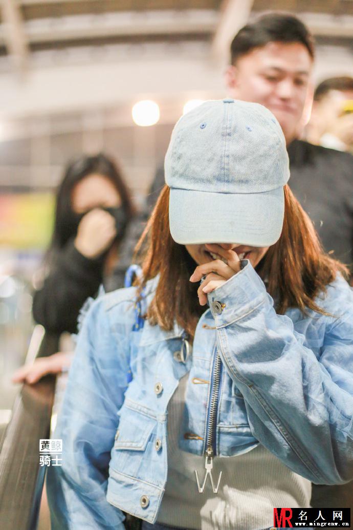 蔡依林现身机场 打扮娇俏如18少女(1)