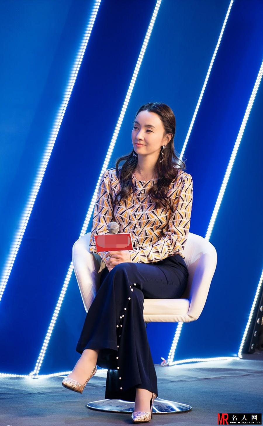 45岁小陶虹皮肤身材保养得非常得意 对镜头甜笑宛如少女(1)