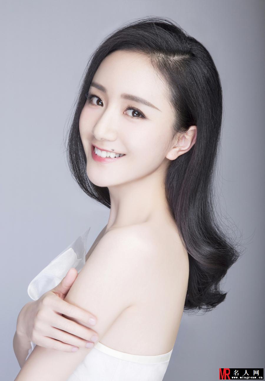 李倩纯白治愈眼神深情 仙女气质表露无疑(1)