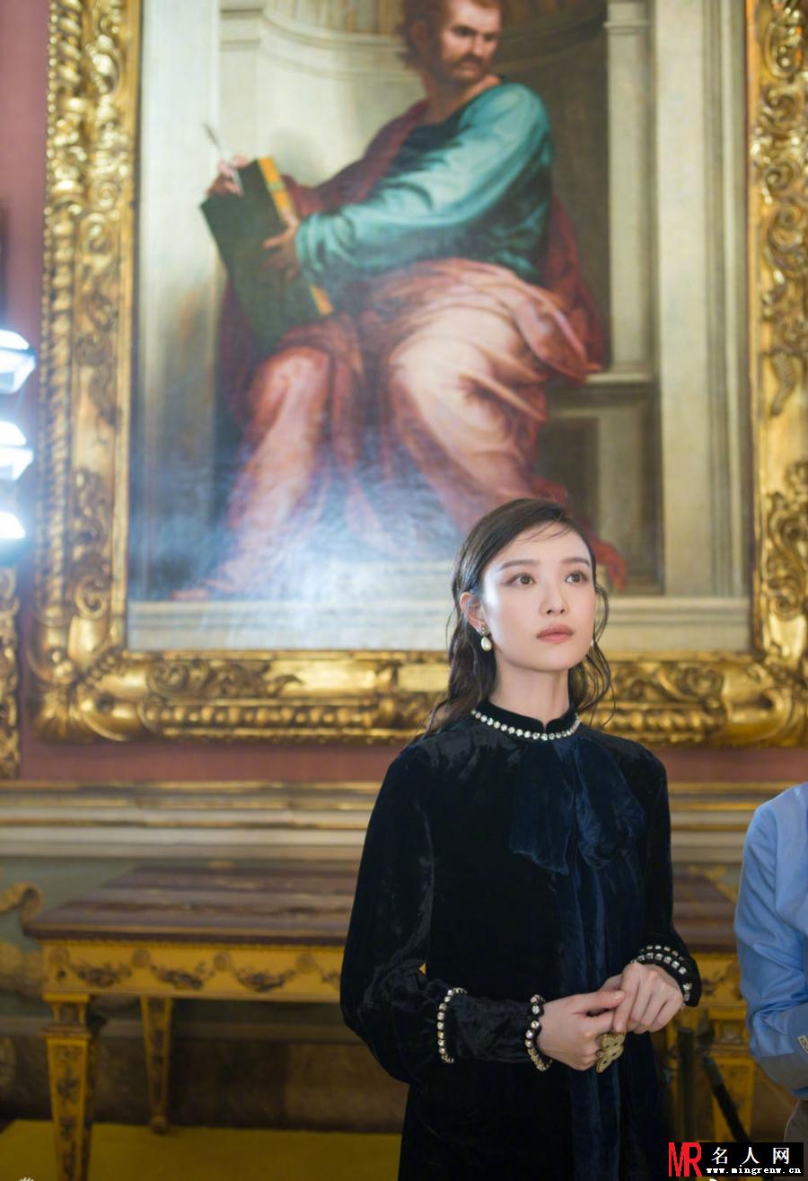 倪妮肤若凝脂笑靥如花 着蓝丝绒礼服优雅纯净(1)
