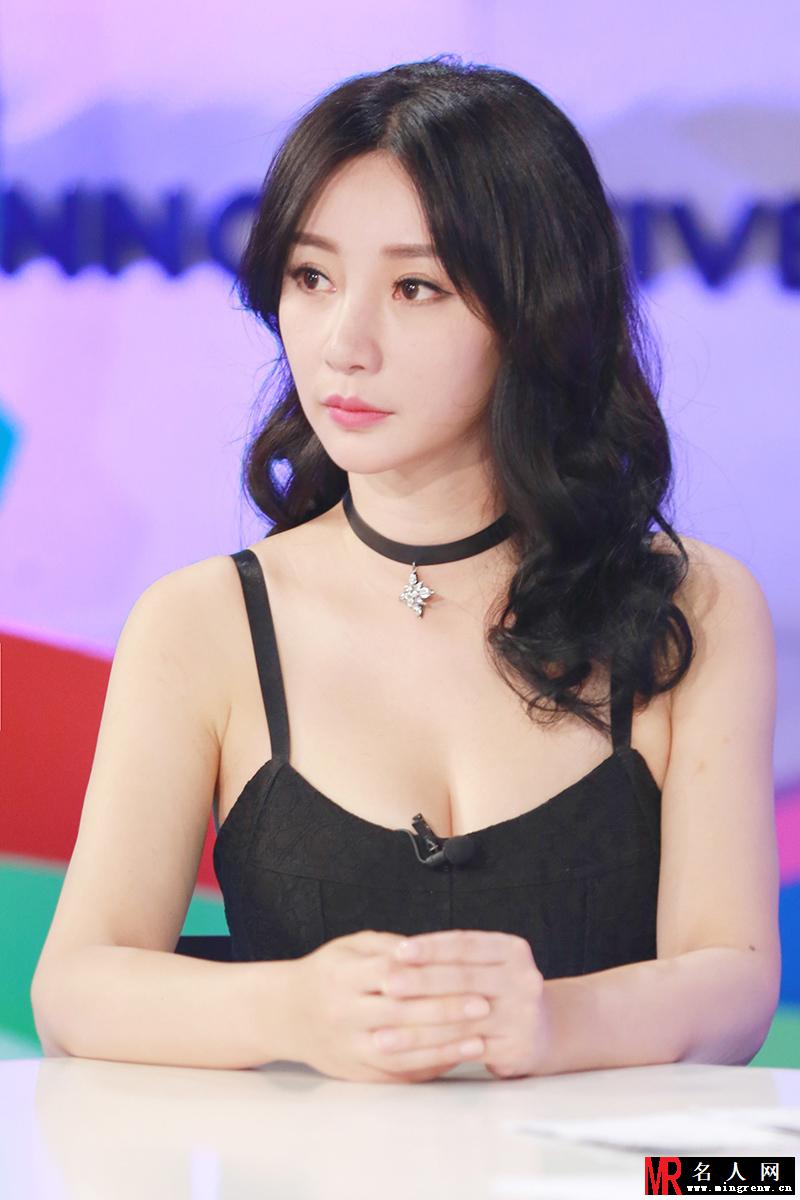 柳岩亮相欧洲杯主题节目 黑色吊带吸睛(1)