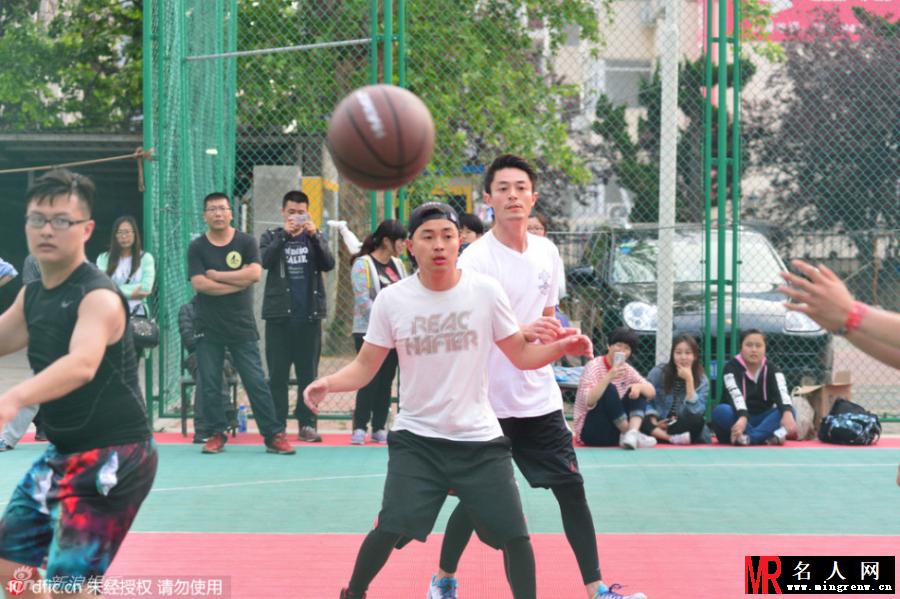 霍建华球场大秀球技与粉丝同乐(1)