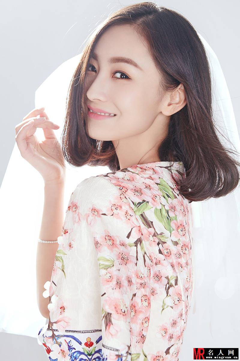 张维娜最新写真 气质温婉笑容治愈(1)