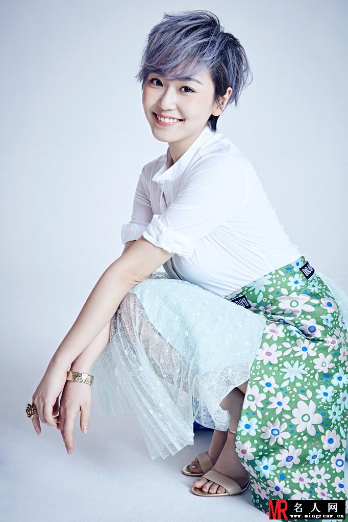 王思思清新写真 妆容精致气质脱俗(1)