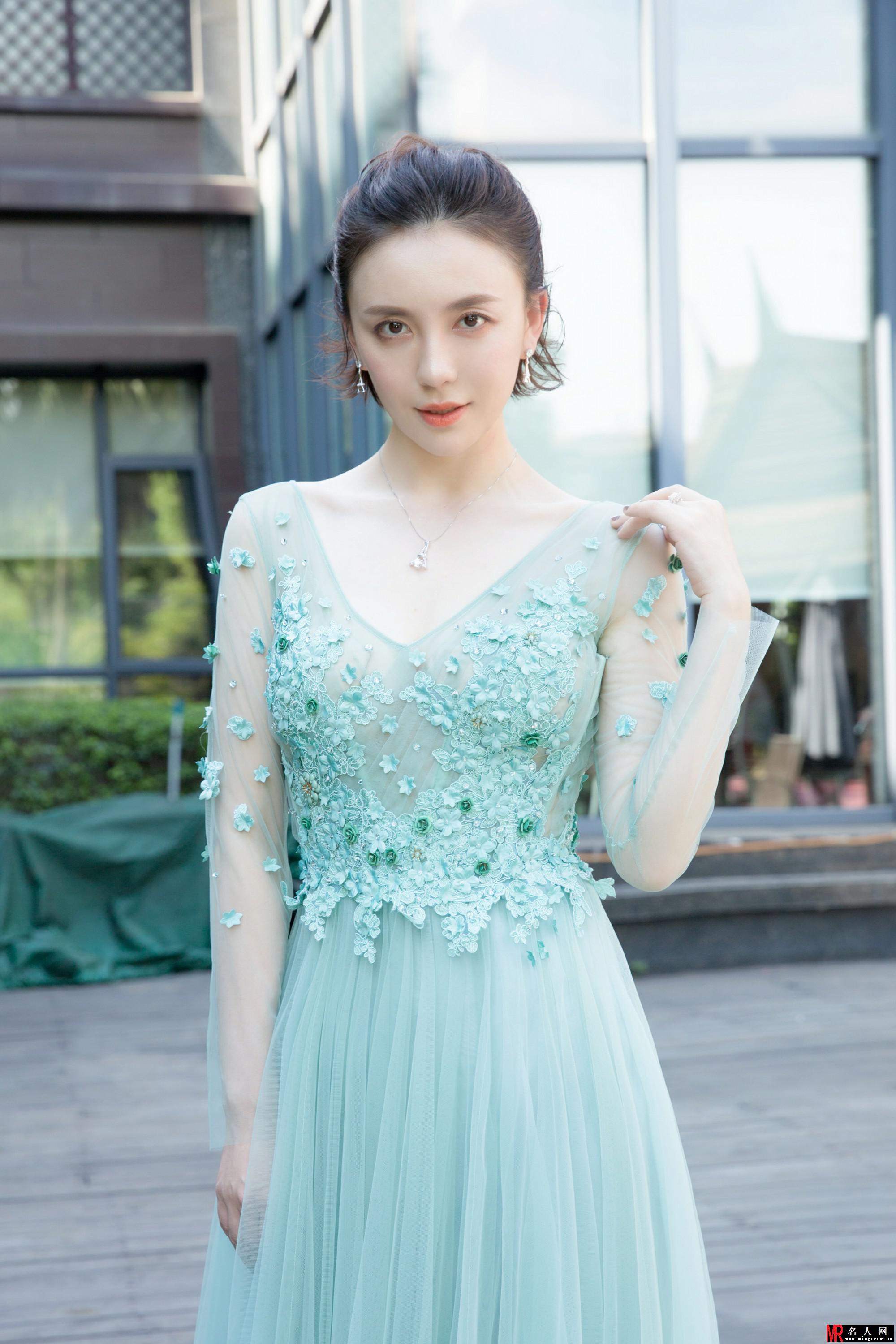 美到我了！吕佳容水心礼服大片 一抹淡绿仙气盎然(1)