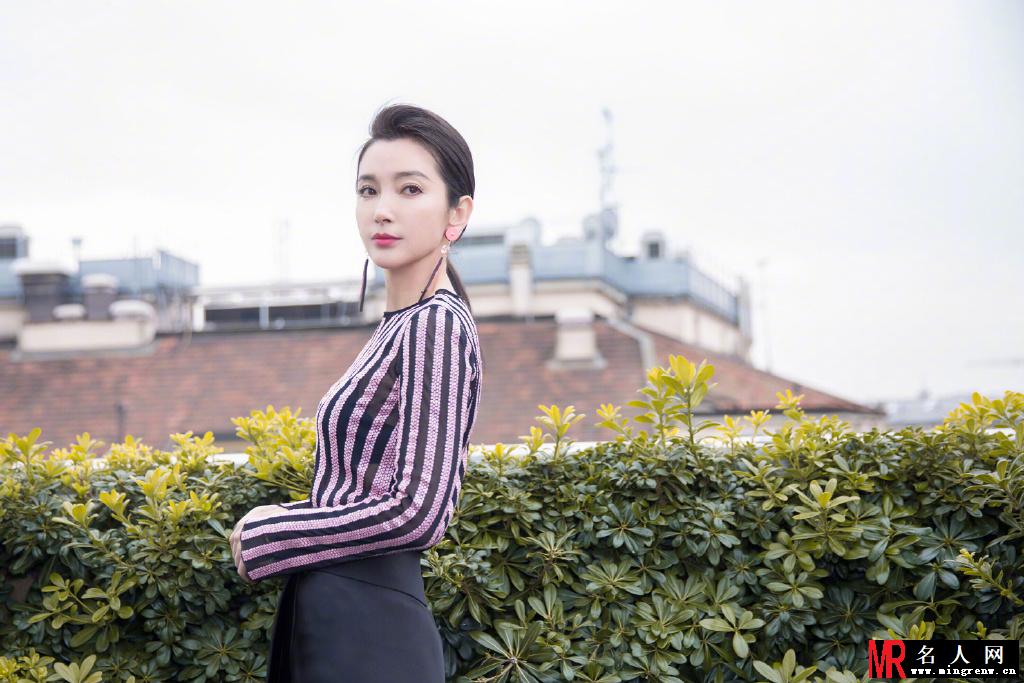 李冰冰亮相阿玛尼秋冬大秀 身着品牌系列服饰简洁优雅尽显女人味(1)