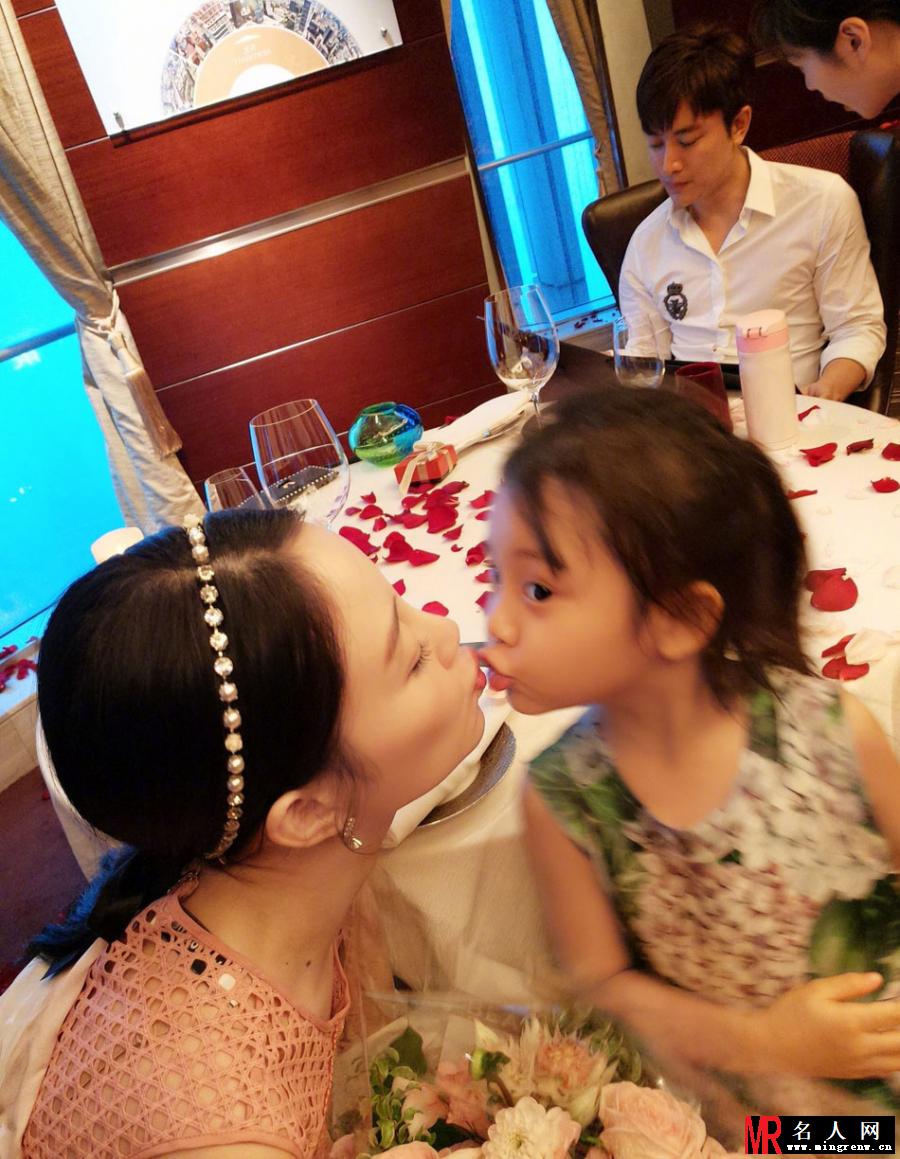 李小璐贾乃亮庆结婚5周年 浪漫温暖晒甜蜜美照(1)