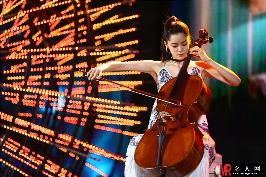 2017微博电影之夜现场 欧阳娜娜大提琴演奏“爱乐之城主题曲”(1)