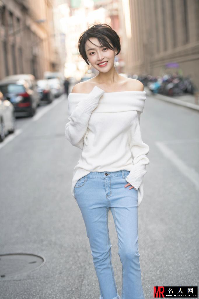 女星杨洋街拍大片 笑容比春光灿烂(1)