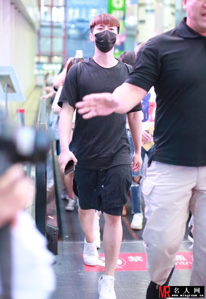 炎亚纶全黑现身机场 粉丝众多人气不减(1)