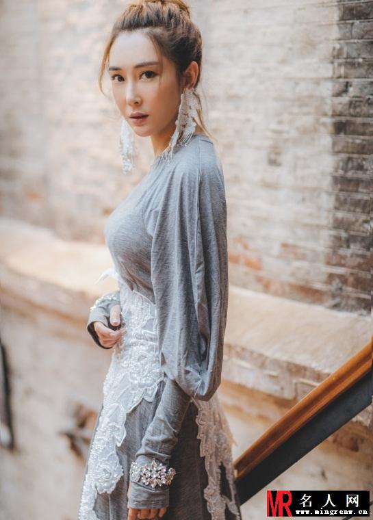 “春三十娘”杜若溪文艺写真曝光 将单品“腰封”穿出性感文艺范(1)