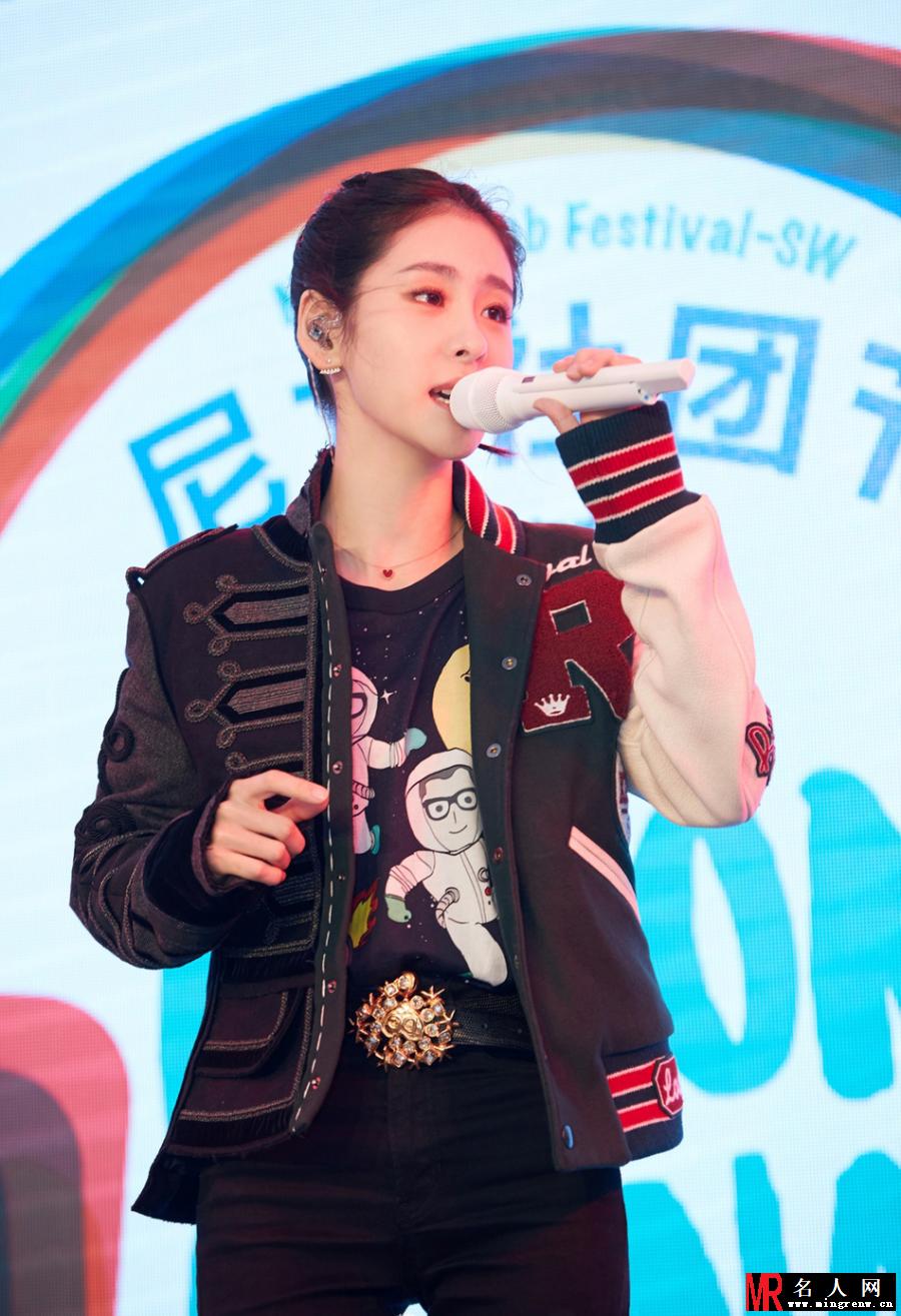 张碧晨身着提花拼接外套 将酷女孩100%还原(1)