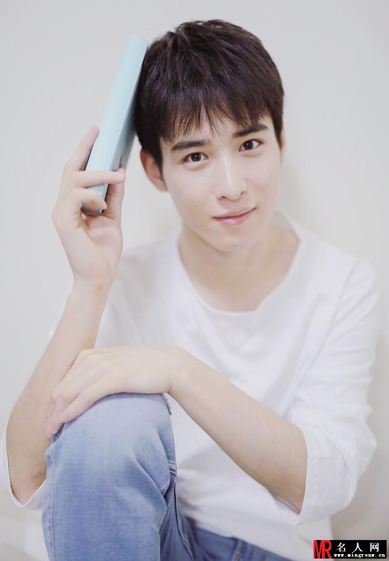 吴昊泽情人节大片来袭 简单时尚清爽自然(1)