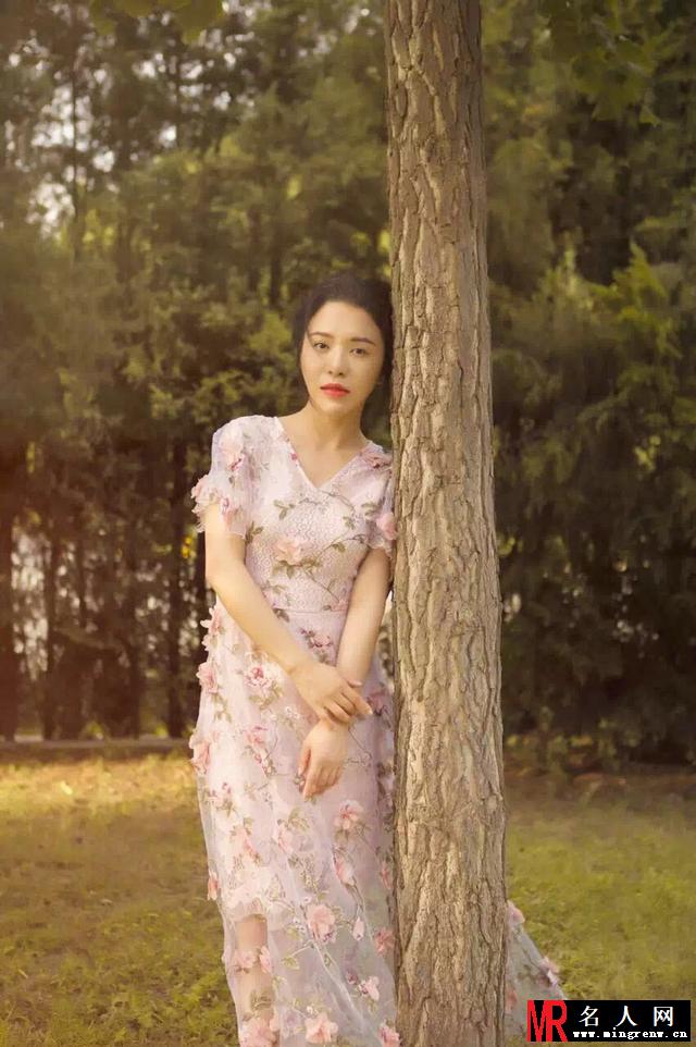 罗心妍拍户外时尚写真 演绎春日浪漫(1)