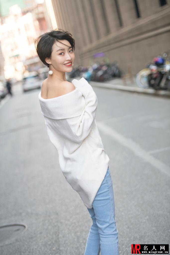 女星杨洋街拍大片 笑容比春光灿烂(1)