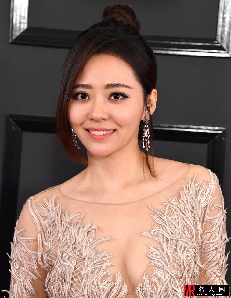 张靓颖现身格莱美颁奖礼 裸色礼服优雅大气(1)