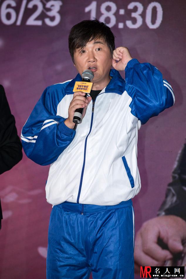 孙楠亮相发布会 穿校服扮嫩身材臃肿(1)