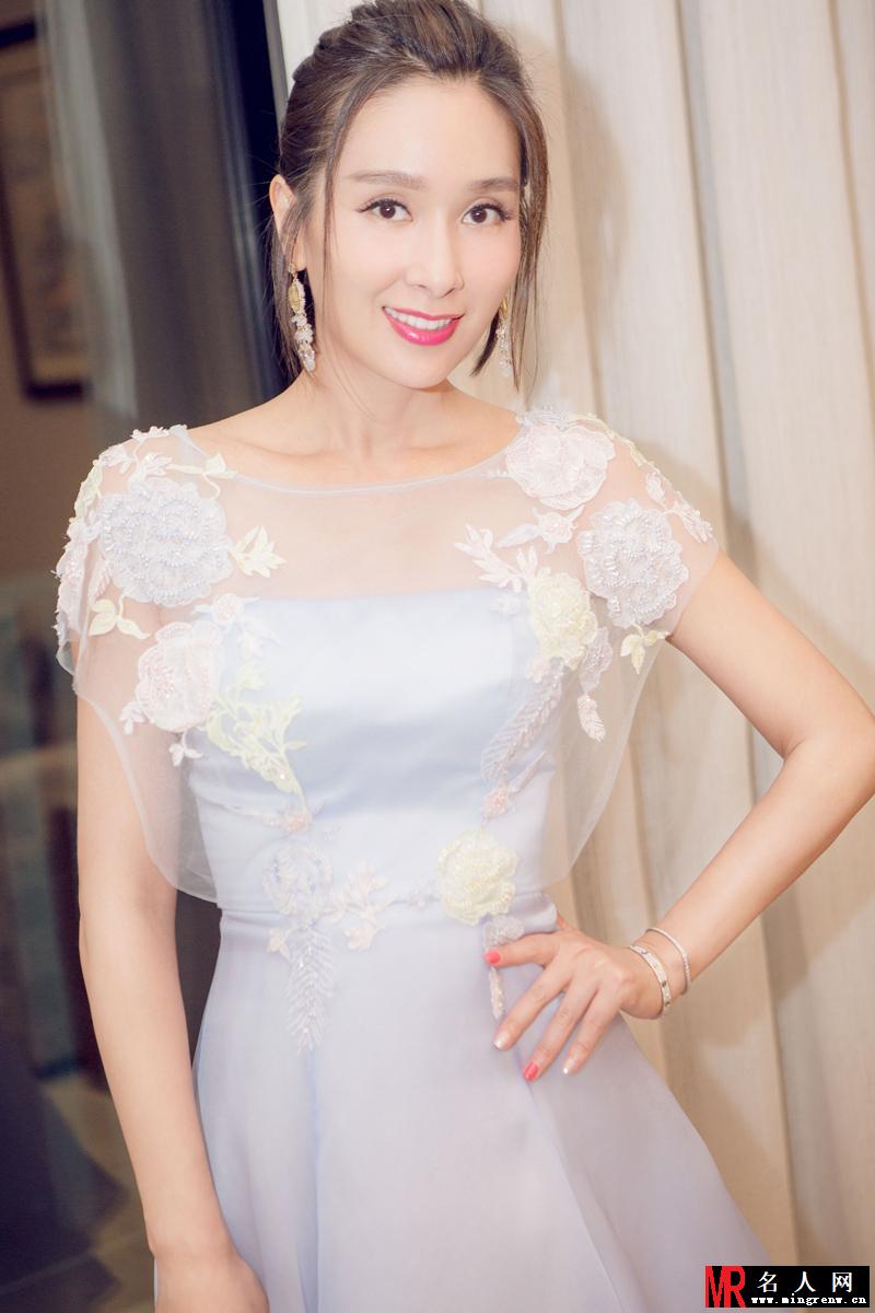 杨恭如出席盛典活动 精致礼裙少女感十足(1)