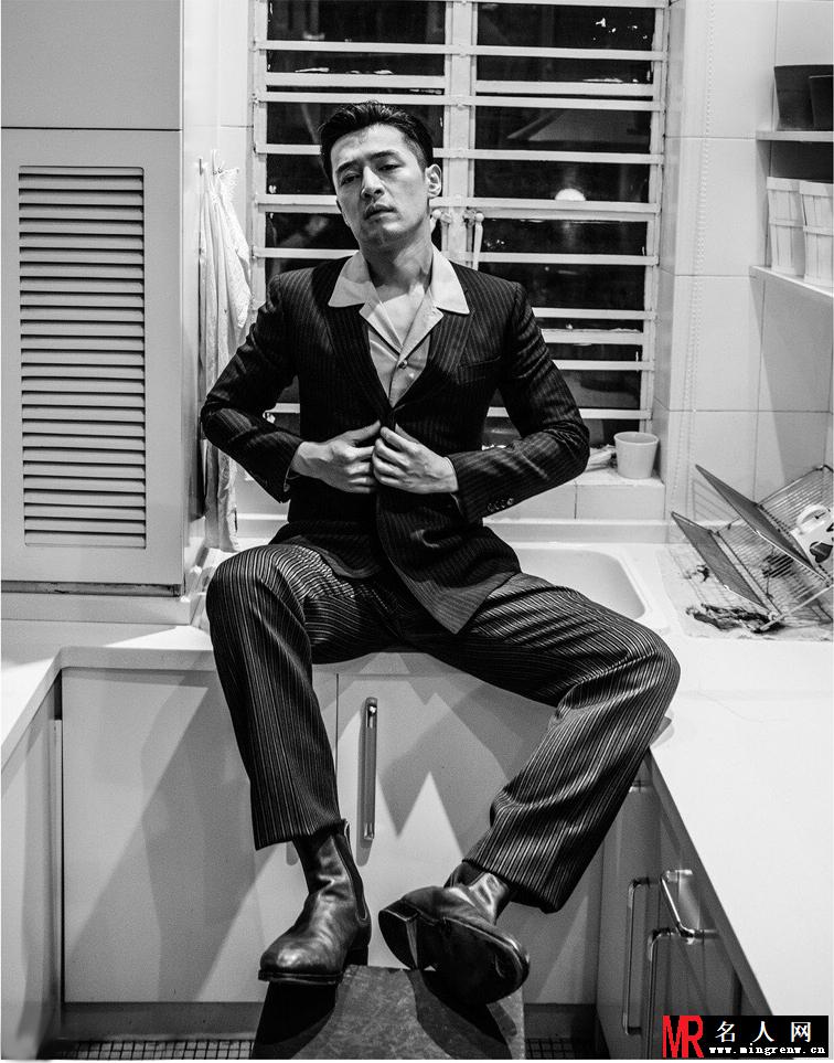 胡歌杂志大片 举手投足尽显成熟睿智(1)