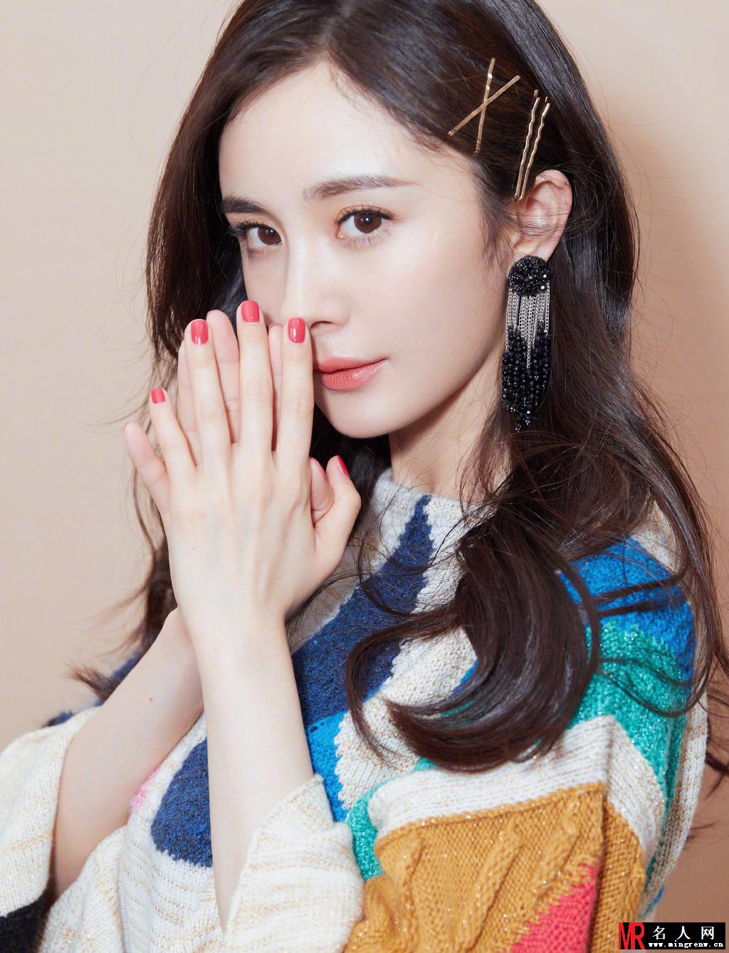 杨幂性感靓丽写真 眉眼弯弯美成仙女(1)
