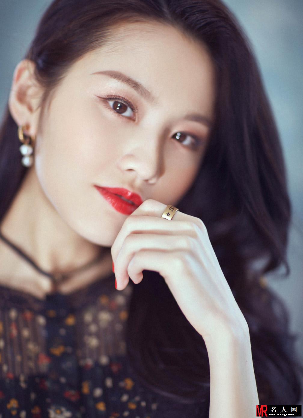 张慧雯亮相活动 一袭碎花长裙配烈焰红唇略显性感(1)