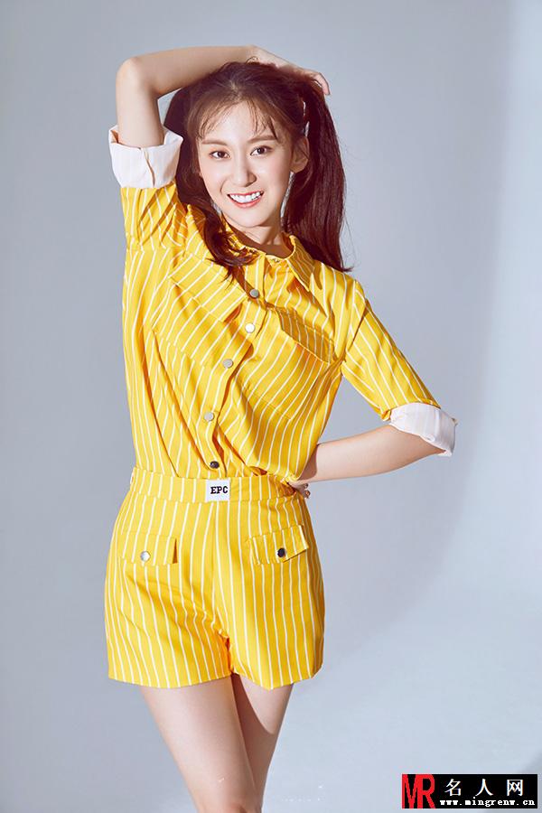李梦露假期写真 黄白条纹套装展现青春少女活力(1)