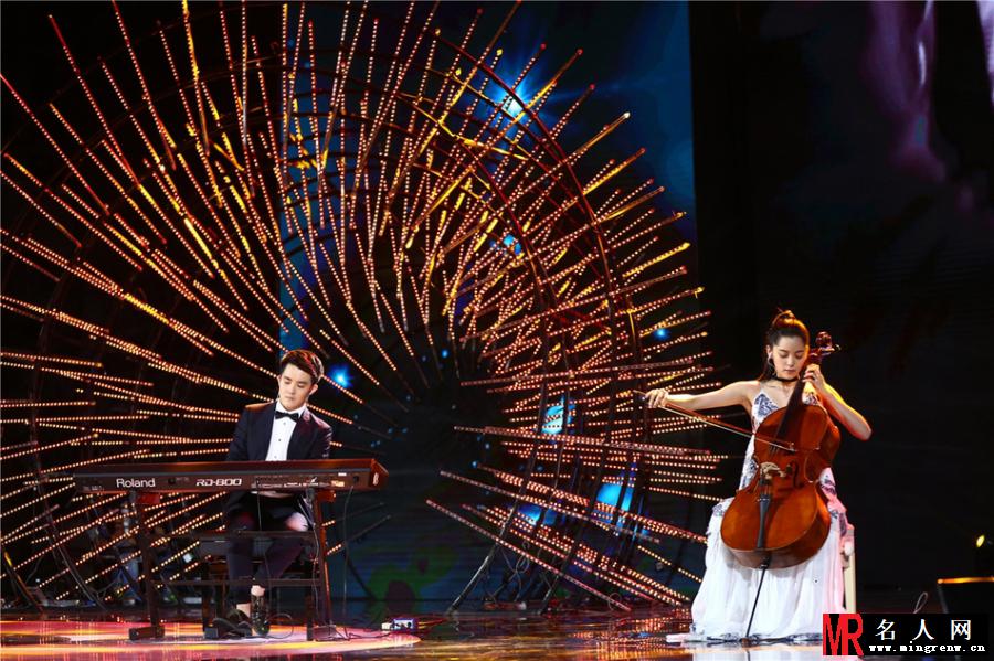 2017微博电影之夜现场 欧阳娜娜大提琴演奏“爱乐之城主题曲”(1)