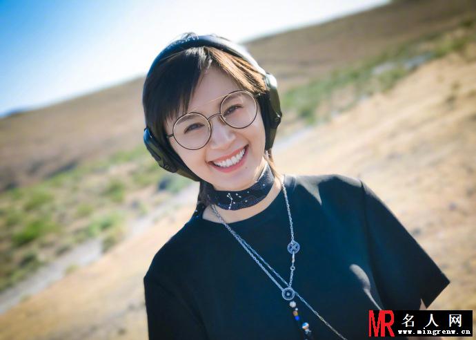 王子文玩射击扛枪照 成功化身帅气小哥哥(1)