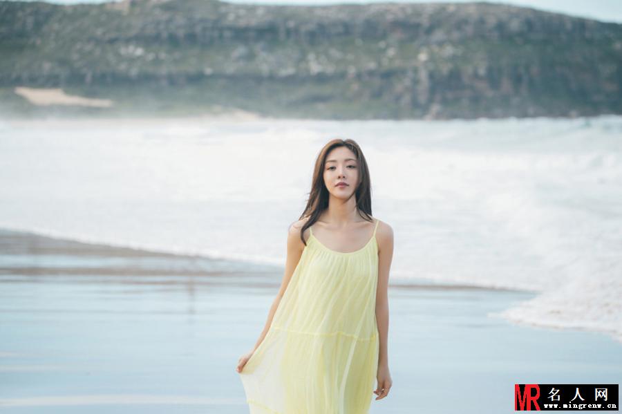 邓家佳海边嬉戏 碧海蓝天里释放青春(1)