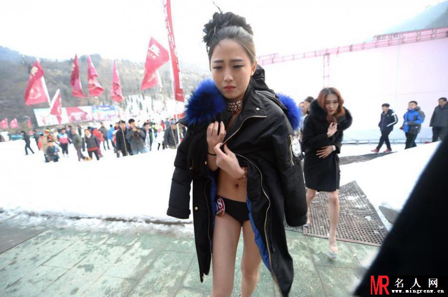 女大学生零下3度穿泳装走秀(1)