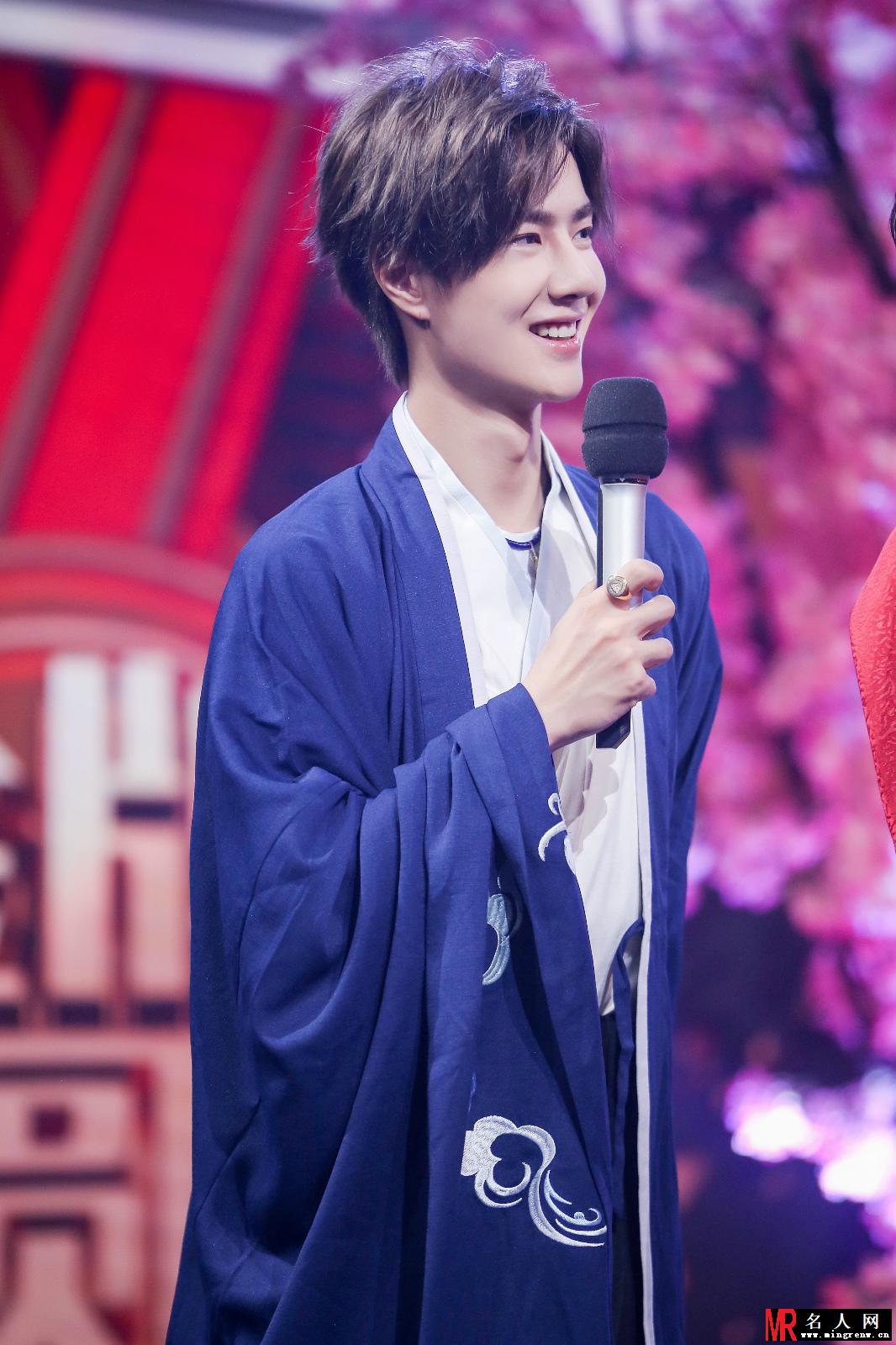 王一博《天天向上》古装舞扇 汉服少年扬袂蹁跹(1)