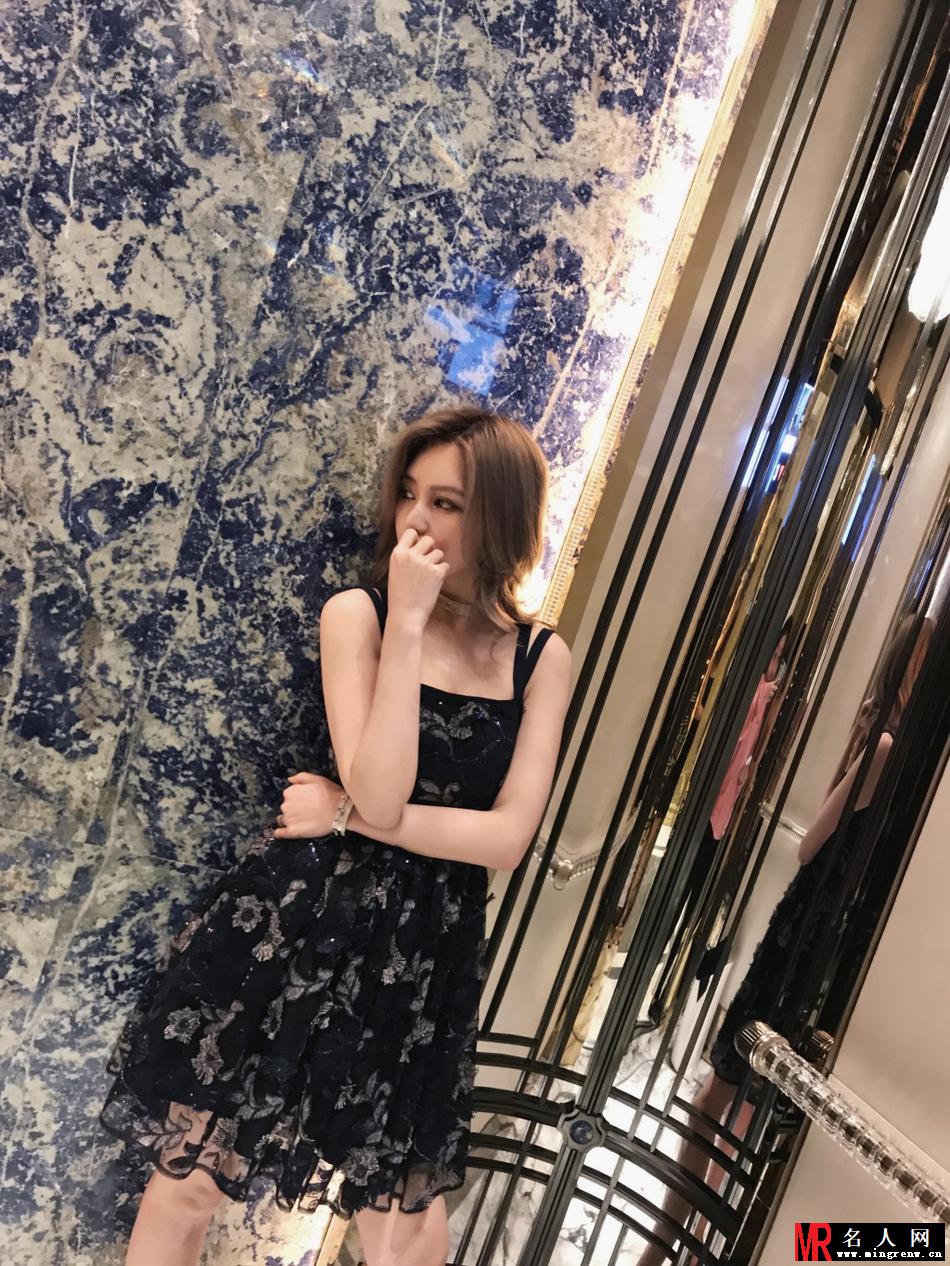周扬青晒私房照 穿印花纱裙露水嫩肌肤超迷人(1)