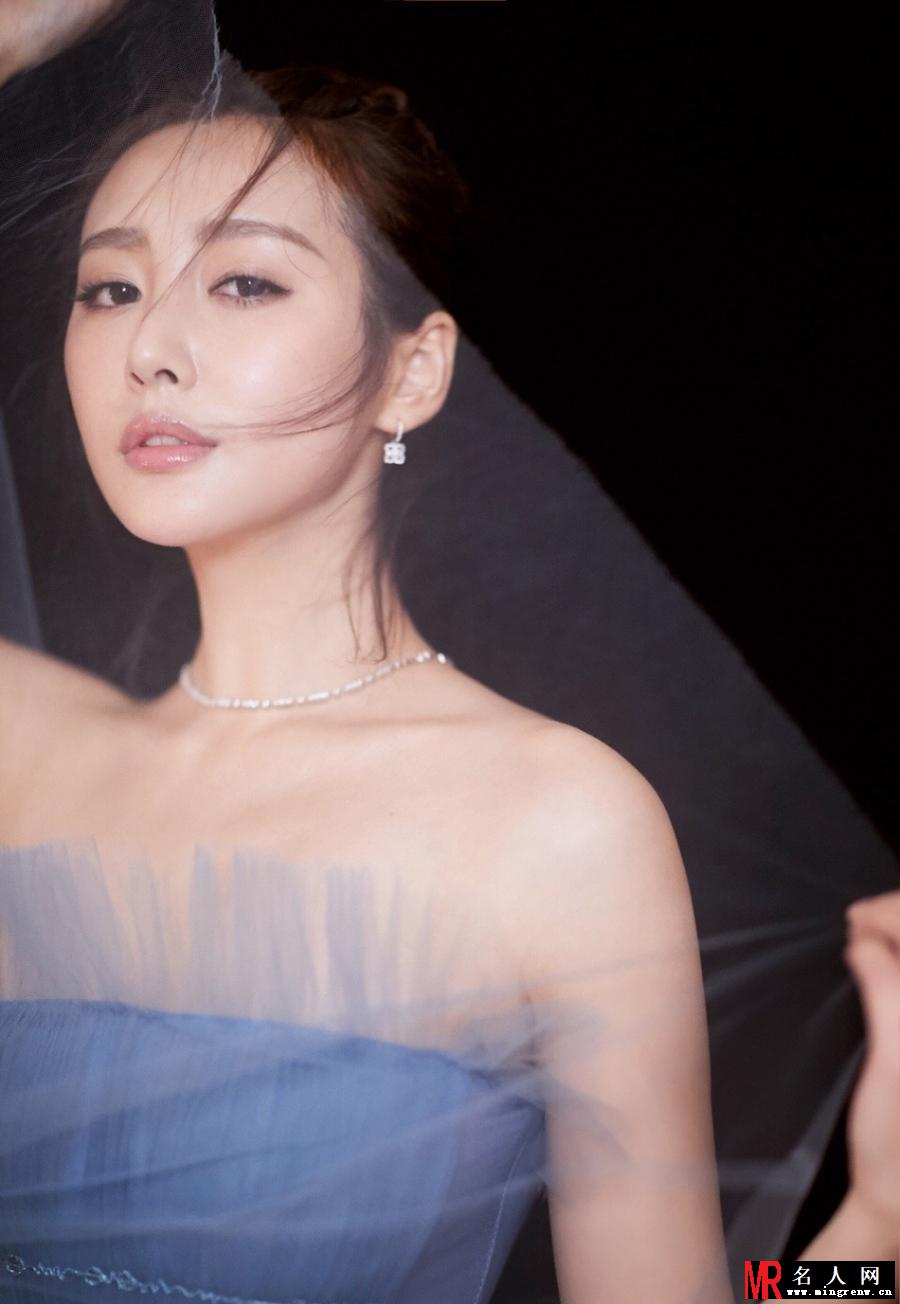 李纯着蓝色纱裙似芭蕾仙子 尽显少女气质(1)