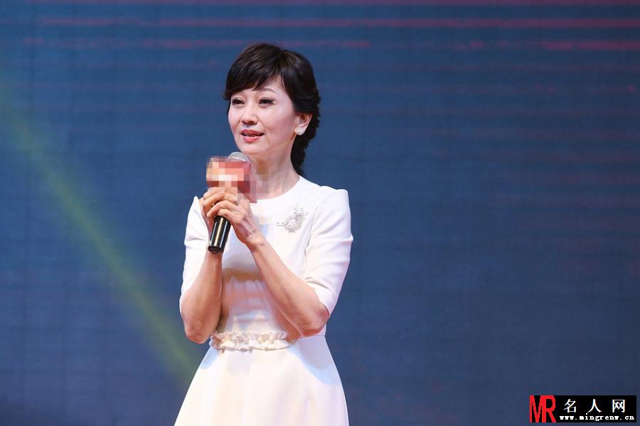 63岁赵雅芝亮相某活动 挥手甜笑气质优雅(1)