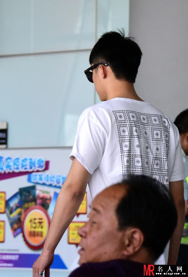 黄景瑜机场照 戴墨镜神似柯震东(1)