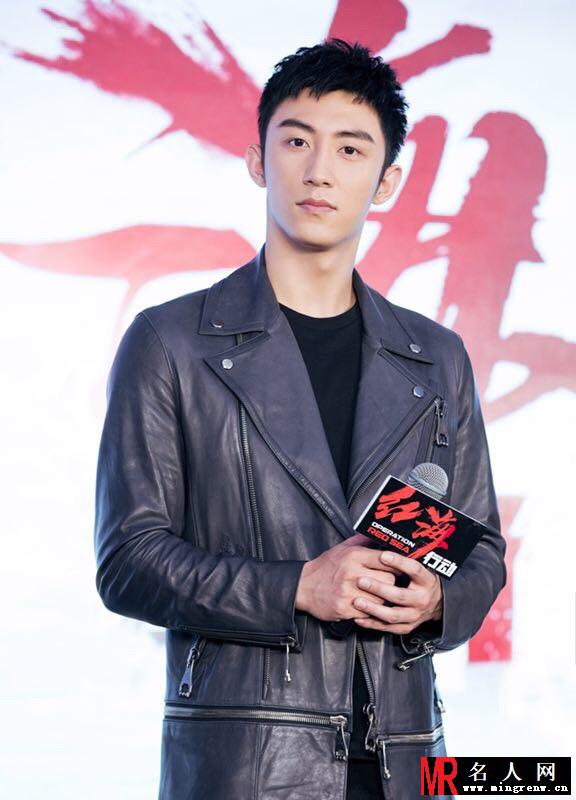 黄景瑜现身发布会 一身皮衣变身最帅狙击手(1)