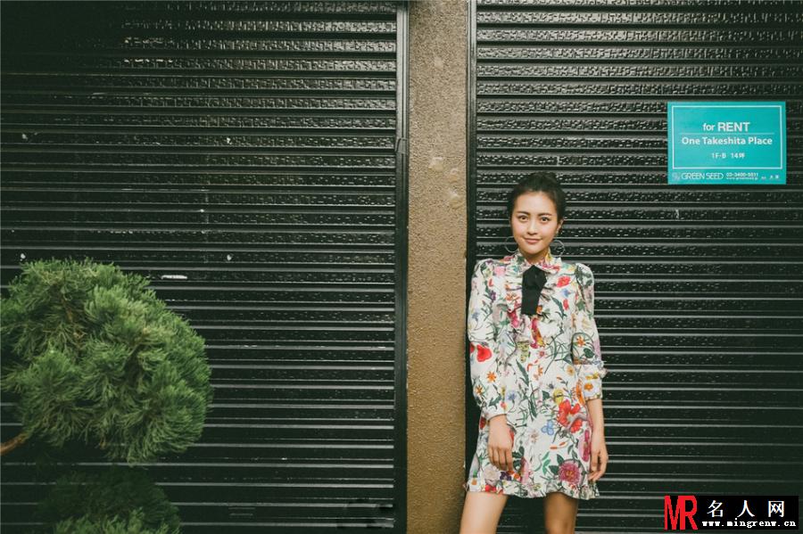 辣妈包文婧曝少女街拍 俏皮十足十分灵动(1)