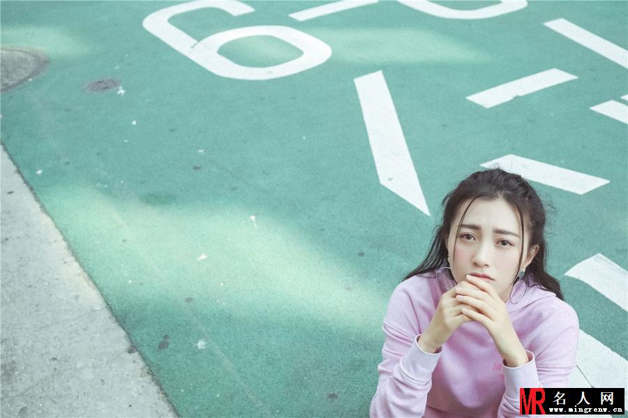 包文婧带女儿饺子拍写真 萌妈囧娃朝可爱(1)