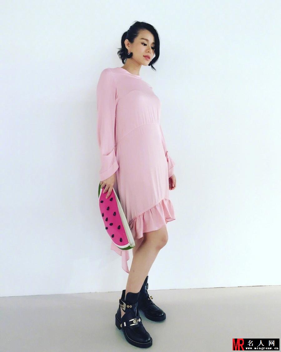 准辣妈胡杏儿晒美照 修身长裙尽情秀曲线(1)
