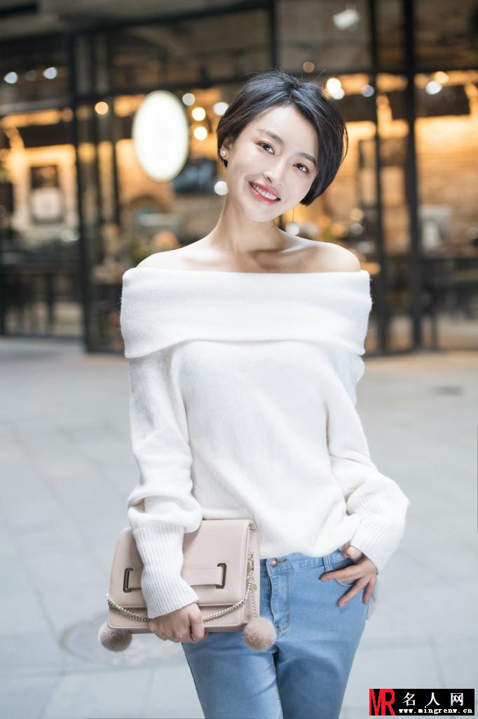 女星杨洋街拍大片 笑容比春光灿烂(1)