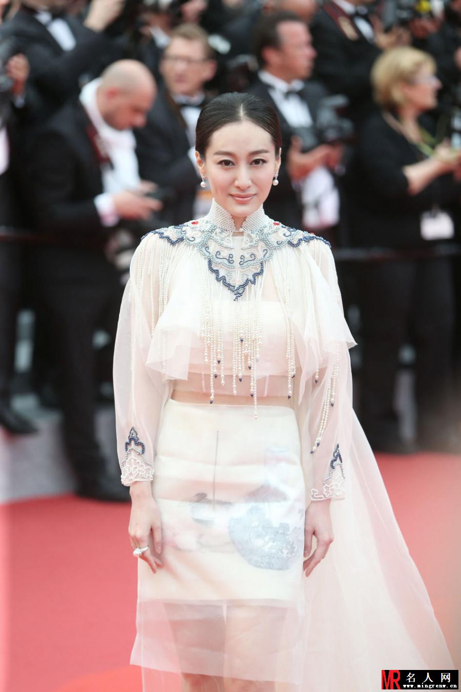 董维嘉入场戛纳红毯 身披苏绣珠宝盛装(1)
