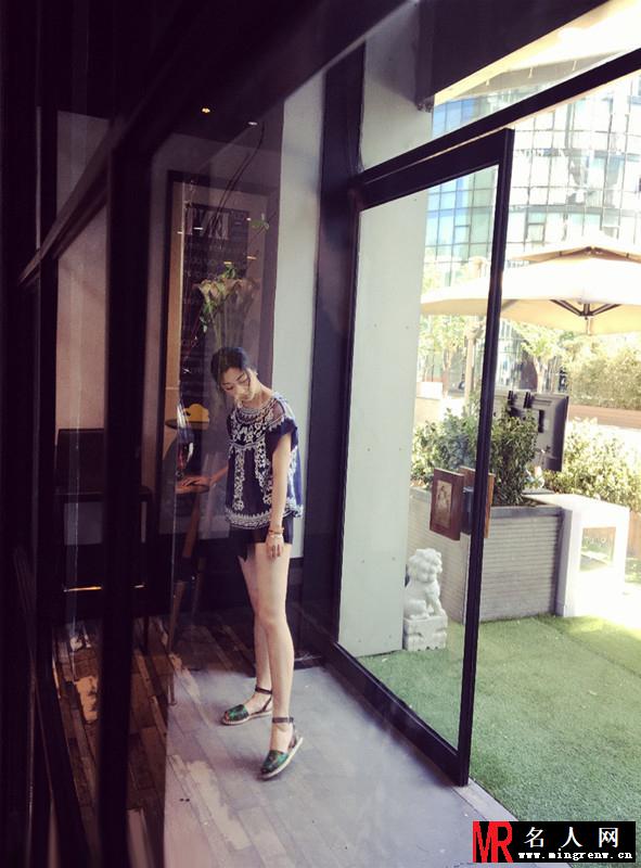 张瑶街拍写真 造型清爽大长腿吸睛(1)